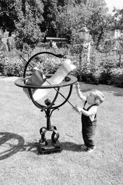 Kind mit Sonnenuhr. Castrop-Rauxel, Juni 1984.