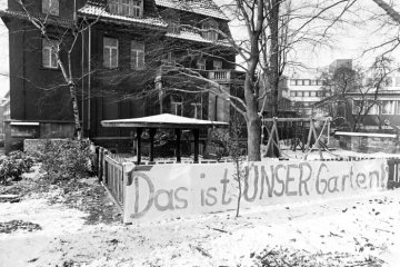 "Das ist UNSER Garten" - Protestbanner am Gartenzaun der ehemaligen Bürgermeistervilla [Kindergarten?]. Castrop-Rauxel, Viktoriastraße, Februar 1981.