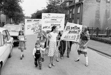 Im Jahr des Kindes 1979: "Garagen gibt es genug!" - Kinderdemonstration gegen den Mangel an Spielplätzen im Juli 1979 in Castrop-Rauxel.