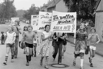 Im Jahr des Kindes 1979: "Garagen gibt es genug!" - Kinderdemonstration gegen den Mangel an Spielplätzen im Juli 1979 in Castrop-Rauxel.