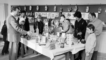 Begutachtung von Bastelarbeiten in einer Schule, November 1971. 