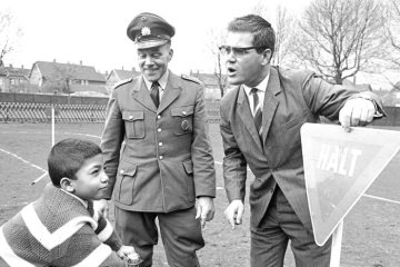 Verkehrserziehung für Schulkinder auf einem Übungsplatz am Hallenbad Castrop-Rauxel, 1968.