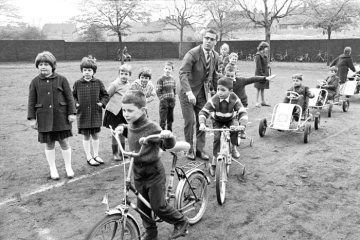 Verkehrserziehung für Schulkinder auf einem Übungsplatz am Hallenbad Castrop-Rauxel, 1968.