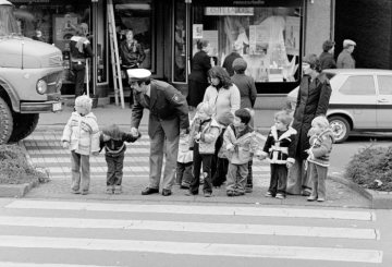 Verkehrserziehung für Kindergarten-Kinder auf einer Geschäftsstraße in Castrop-Rauxel, Oktober 1979