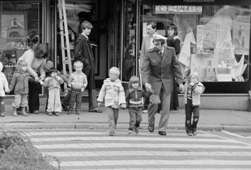 Verkehrserziehung für die Kleinsten auf einer Geschäftsstraße in Castrop-Rauxel. Undatiert, 1980er Jahre?