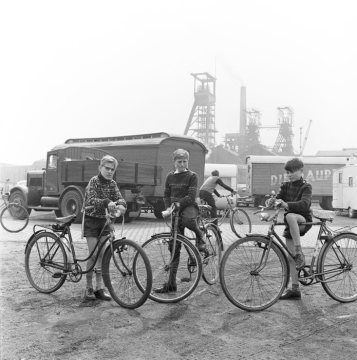 Jugendliche auf dem Festplatz in Castrop-Rauxel. Im Hintergrund: Zeche Erin, vermutlich 1968-1972.