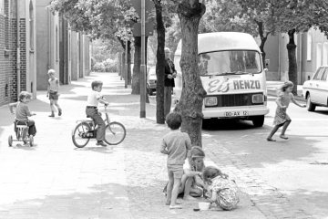 Eisdiele auf Rädern: Verkaufswagen von "Eis Renzo" in einer Herner Siedlung, Juni 1978.