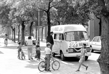 Eisdiele auf Rädern: Verkaufswagen von "Eis Renzo" in einer Herner Siedlung, Juni 1978.