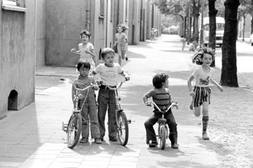 Kinder mit Fahrrad in einer Herner Siedlung, Juni 1978.