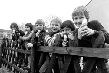 März 1979: Das erste Eis im Jahr - Kinder mit Eiswaffel.
