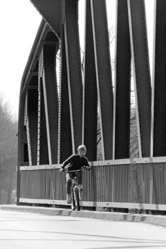 Kind mit Fahrrad auf einer Kanalbrücke, April 1984. Standort unbezeichnet. [Rhein-Herne-Kanal bei Castrop-Rauxel?]