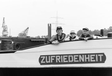 Die "Zufriedenheit" macht Pause auf dem Rhein-Herne-Kanal bei Castrop-Rauxel, August 1979.