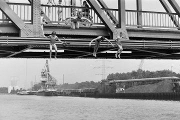 Sprung von der Bladenhorster Brücke in den Rhein-Herne-Kanal, Castrop-Rauxel, August 1977.