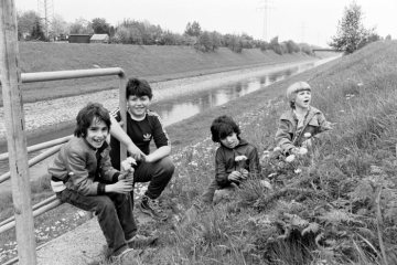 Kinder am Deich der kanalisierten Emscher [bei Castrop-Rauxel?], Mai 1986.