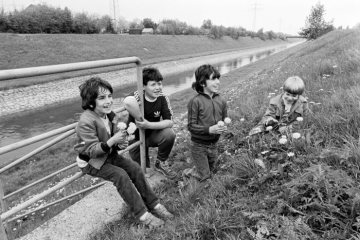 Kinder am Deich der kanalisierten Emscher [bei Castrop-Rauxel?], Mai 1986.