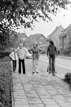 Kinder auf Stelzen, Stelzenlaufen in Castrop-Rauxel, Oktober 1975.