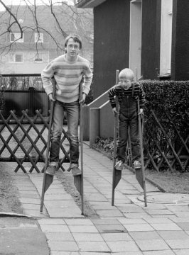Zwei Jungen beim Stelzenlaufen in Castrop-Rauxel, im April 1984.
