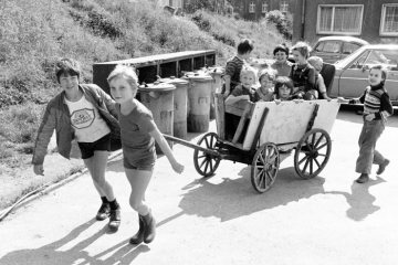 Kinder mit Handwagen/Bollerwagen in der Christinenstraße / im Scheiten in Obercastrop, Juni 1980.