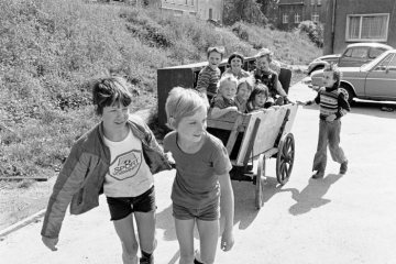 Kinder mit Handwagen/Bollerwagen in der Christinenstraße / im Scheiten in Obercastrop, Juni 1980.