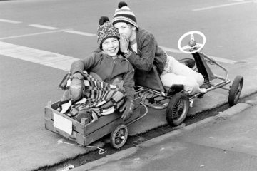 Jungen mit einem Kettcar (Tretauto/Gokart) der Firma Kettler samt Anhänger unterwegs auf den Straßen von Castrop-Rauxel, Dezember 1978.