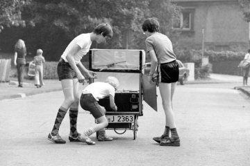 Junge Autobastler bei der Probefahrt, September 1982.
