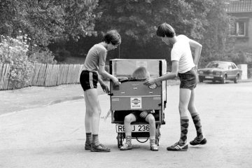 Junge Autobastler bei der Probefahrt, September 1982.