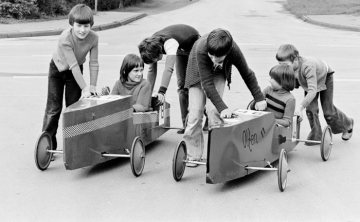 Auf Probefahrt: Castroper Jungendgruppe beim Testen ihrer selbstgebauten Seifenkisten für das Seifenkistenrennen am 2. Mai 1978 in Olfen.