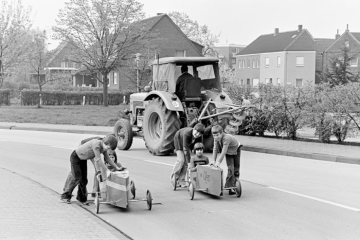 Auf Probefahrt: Castroper Jungendgruppe beim Testen ihrer selbstgebauten Seifenkisten für das Seifenkistenrennen am 2. Mai 1978 in Olfen.