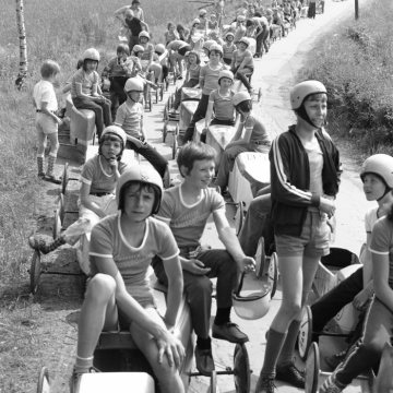 Anfahrt der Teilnehmer: Seifenkistenrennen in Olfen am 7. Juni 1973.