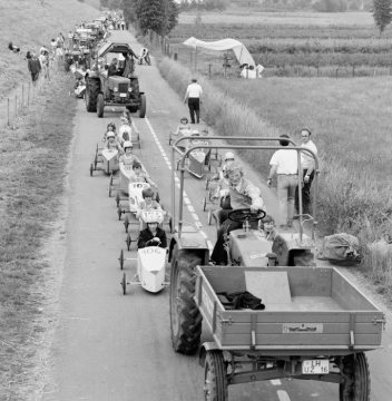 Schleppdienst zur Startlinie: Seifenkistenrennen in Olfen am 7. Juni 1973.