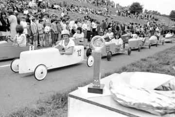Blick auf den Siegerpokal: Seifenkistenrennen in Olfen am 7. Juni 1973.