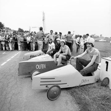 Warten auf die Siegerehrung: Seifenkistenrennen in Olfen am 7. Juni 1973.