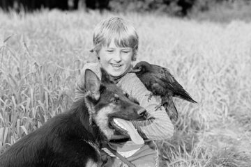 Beste Freunde - Junge mit Dohle und Hund, 1978.