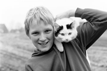 Beste Freunde - Junge mit Katze, im Januar 1983.