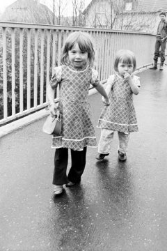 Kleines Schwesternpaar auf der Brücke über die Emschertalbahn in Castrop-Rauxel, April 1980.