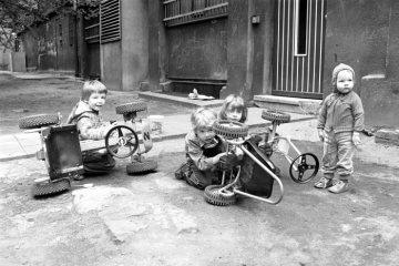 Kinderspiel mit Kettcars, Castrop-Rauxel, Lambertus-Platz. April 1981.