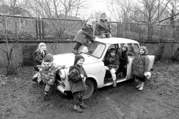 Spielplatz Autowrack: Kinder spielen mit einem ausrangierten Fahrzeug der Marke Opel, Januar 1998.