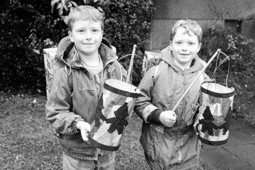 Schulkinder, zwei Brüder(?) mit ihren selbstgebastelten Laternen für den Laternenumzug zu St. Martin, November 1994.