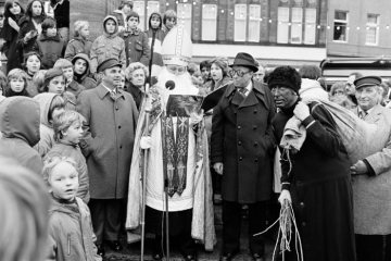 Weihnachtszeit 1978, Castroper Innenstadt: Auftritt des St. Nikolaus mit Knecht Ruprecht auf dem Marktplatz.