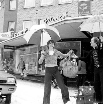 Winter in der Castroper Innenstadt: Warenpräsentation vor dem Schirm- und Lederwarengeschäft Küpper - im Schnee, Januar 1976. 