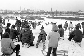 Winter, Schnee im Januar 1976: Rodelvergnügen auf der ehemaligen Pferderennbahn Castrop-Rauxel.