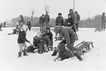 Winter, Schnee im Januar 1979: Rodelvergnügen auf der ehemaligen Pferderennbahn Castrop-Rauxel.