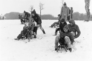 Winter 1979: Rodelvergnügen auf der ehemaligen Pferderennbahn Castrop-Rauxel.