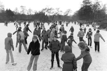 Winter, Januar 1980: Schlittschuhlaufen auf dem "Toten Arm" (Alte Fahrt des Rhein-Herne-Kanals) auf Höhe der Wartburg, Castrop-Rauxel.
