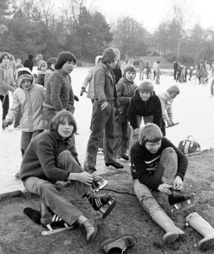 Winter, Januar 1980: Schlittschuhlaufen auf dem "Toten Arm" (Alte Fahrt des Rhein-Herne-Kanals) auf Höhe der Wartburg, Castrop-Rauxel.