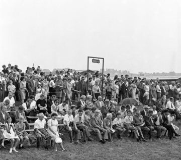Renntag auf der Naturhindernisbahn Castrop-Rauxel ("Castroper Rennen"), Juli 1962. [Rennbetrieb 1870-1970, ab 1997 aufbereitet zum Naherholungsgebiet]