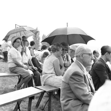 Renntag auf der Naturhindernisbahn Castrop-Rauxel ("Castroper Rennen"), Juli 1962. [Rennbetrieb 1870-1970, ab 1997 aufbereitet zum Naherholungsgebiet]