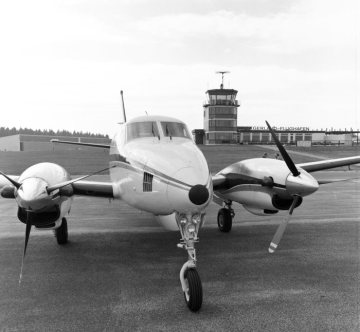 Sportflugzeug auf dem Flugplatz Marl-Loemühle [Verkehrslandeplatz], Oktober 1974.