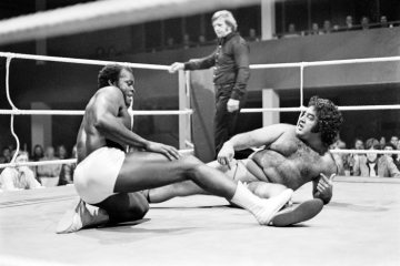 Schaukampf im Catchen [auch "Wrestling"], Dortmunder Westfalenhalle, Oktober 1974.