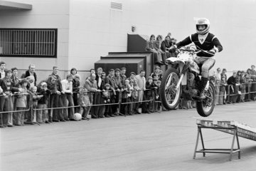 Stuntshow der "Hell Drivers", 1978. Castrop-Rauxel, Habinghorst, Siemensstraße.